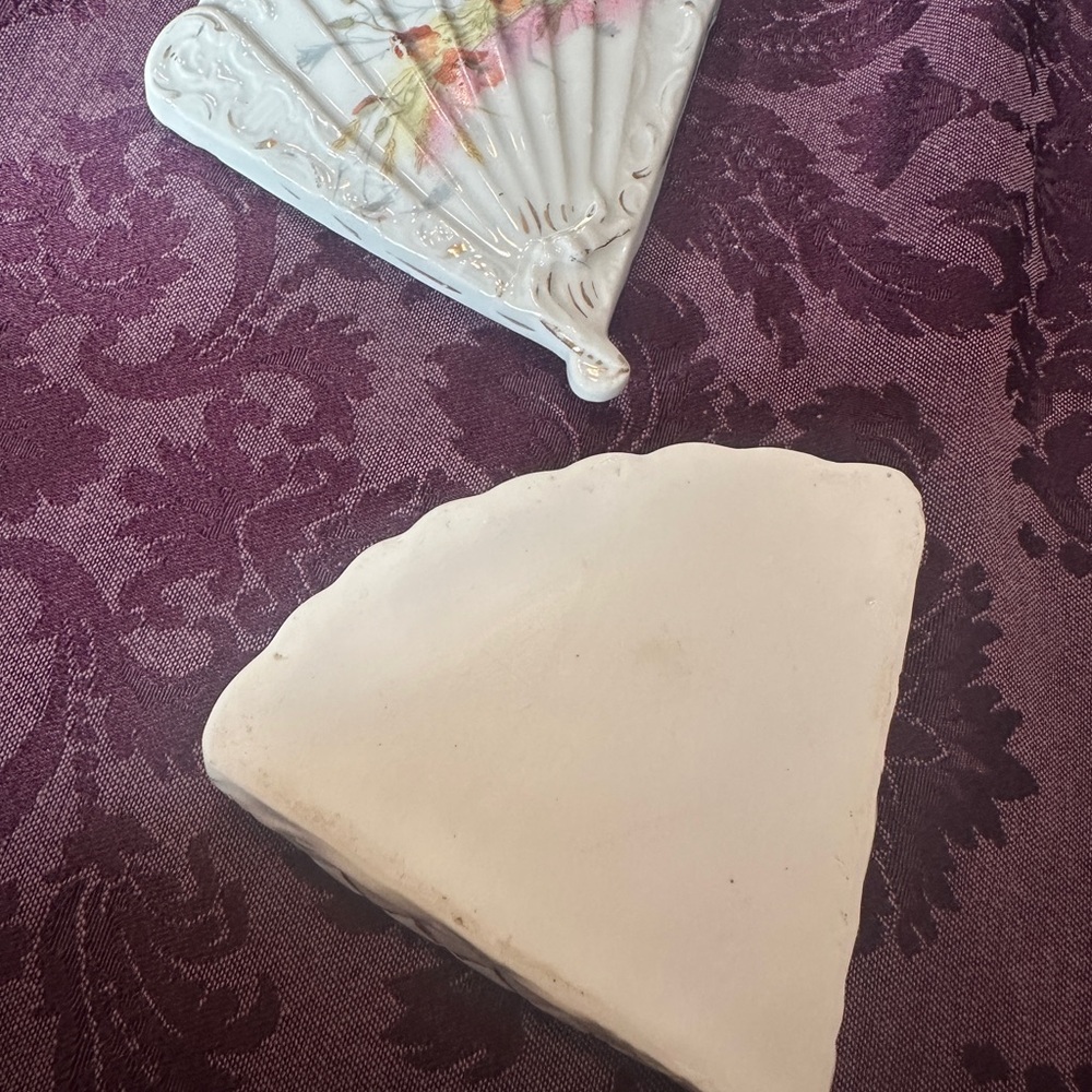 White vintage shell fan trinket box with floral design - Picture 4 of 6